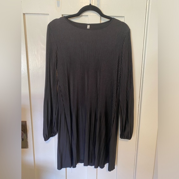 Dresses & Skirts - Vintage black pleated mini dress